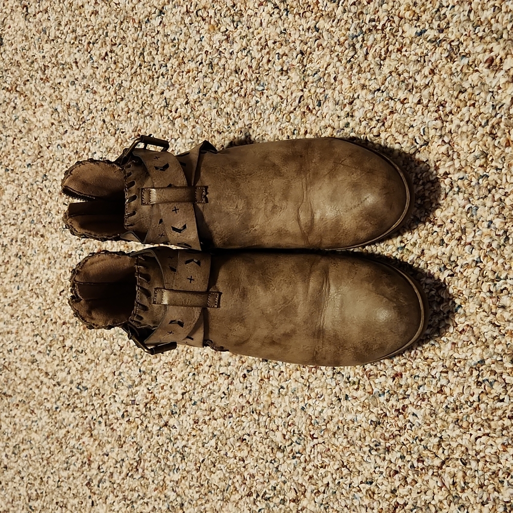 Sugar Tiggles Brown ankles boots. Size 8 1/2